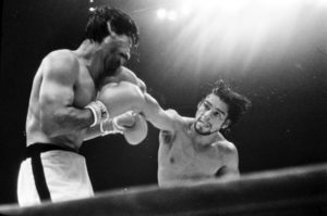 Roberto Duran punches Carlos Palomino