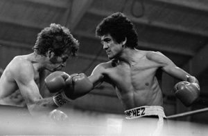 Salvador Sanchez punches Danny Lopez